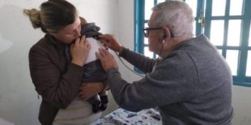 Παιδίατρος 92 χρονών εξετάζει φτωχά παιδιά δωρεάν. Θα πεθάνω προσφέροντας, λέει ο ίδιος