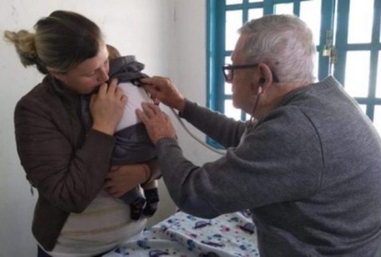 Παιδίατρος 92 χρονών εξετάζει φτωχά παιδιά δωρεάν. Θα πεθάνω προσφέροντας, λέει ο ίδιος