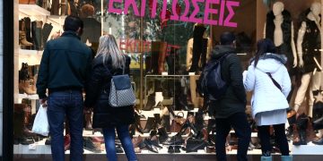 Ξεκινούν σήμερα οι χειμερινές εκπτώσεις: Aνοιχτά και την Κυριακή τα καταστήματα