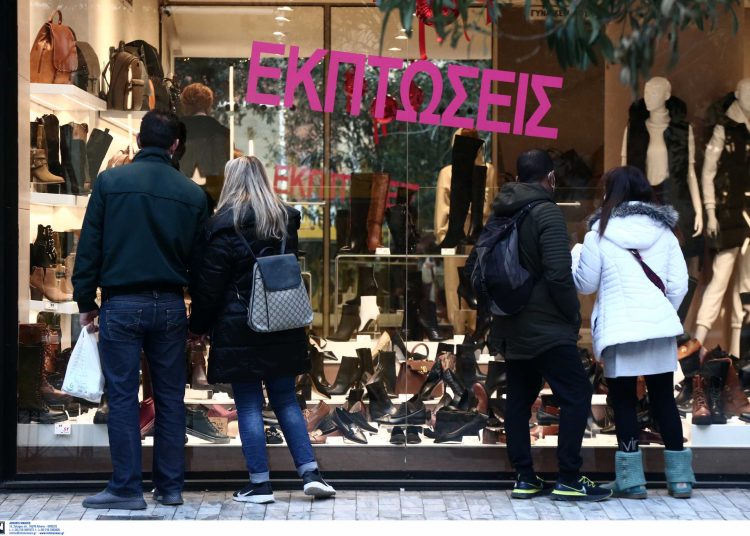 Ξεκινούν σήμερα οι χειμερινές εκπτώσεις: Aνοιχτά και την Κυριακή τα καταστήματα