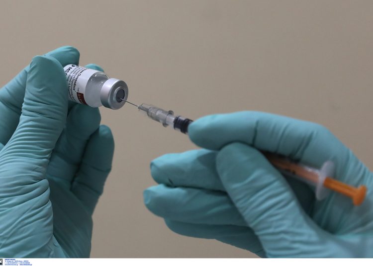 Πάτρα: Έκανε το εμβόλιο για τον κορονοϊό με ψεύτικα στοιχεία – Άρχισε να τρέχει μόλις τον κατάλαβαν