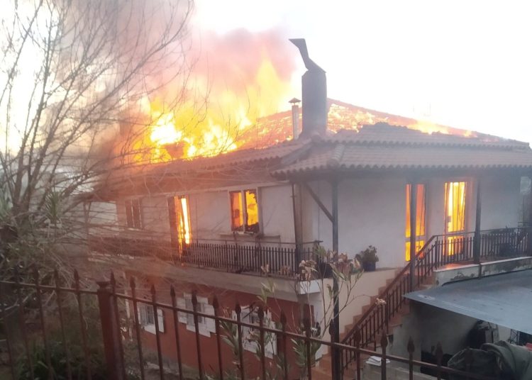 Λαντζοϊ: Στις φλόγες σπίτι-Ηλικιωμένη πρόλαβε και βγήκε έξω