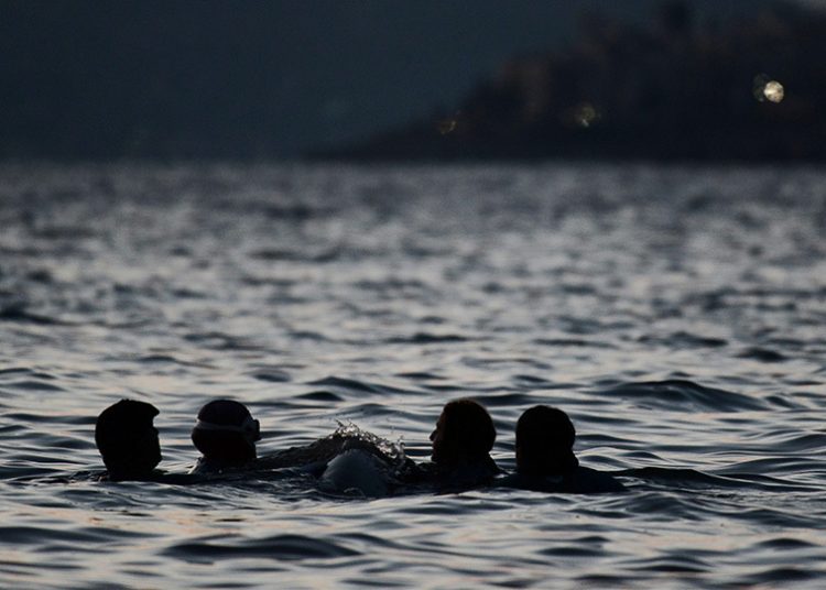 Ολονύχτια προσπάθεια σωτηρίας της μικρής φάλαινας στον Άλιμο, αγωνία για την κατάστασή της