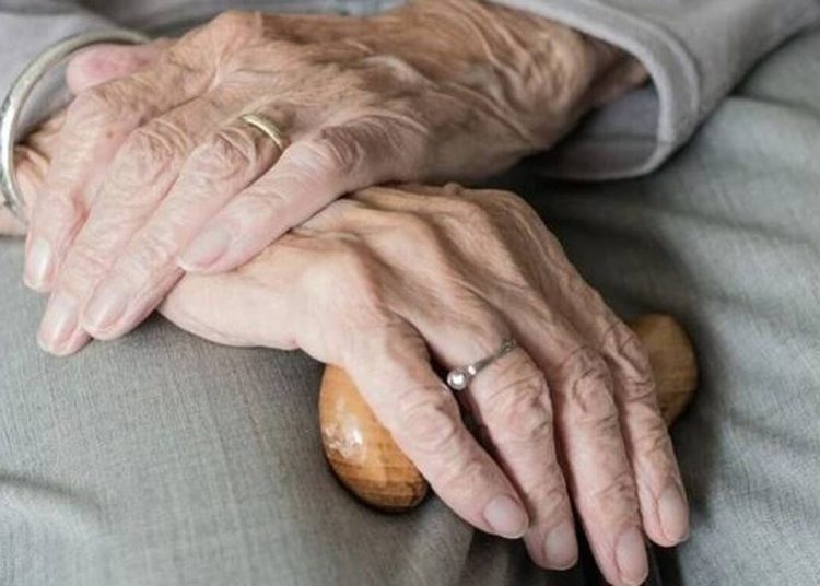 Κατάκολο: Κόλλησε κορονοϊό την ηλικιωμένη που πρόσεχε και πέθανε