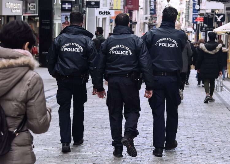 Πάνω από 2.000 αστυνομικοί θετικοί στον κορωνοϊό