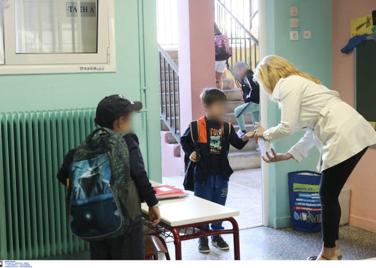 Σχολεία: Ανοίγουν τη Δευτέρα -Τι ισχύει με τεστ, καραντίνες, πλήρης οδηγός για την επιστροφή