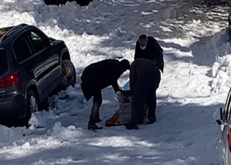 Αδιανόητη εικόνα στου Ζωγράφου: Σέρνουν φέρετρο με νεκρό άνθρωπο στα χιόνια – ΒΙΝΤΕΟ