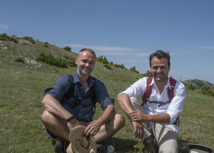 Δύο φίλοι επέστρεψαν στη γη των παππούδων τους για να καλλιεργήσουν βότανα