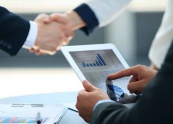 «Voucher» σε 100.000 επιχειρήσεις για να αναβαθμιστούν ψηφιακά