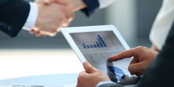 «Voucher» σε 100.000 επιχειρήσεις για να αναβαθμιστούν ψηφιακά