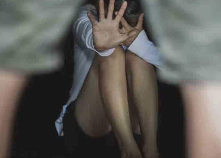 Φιλιατρά: Εξέδιδε σε αλλοδαπούς την ανήλικη αδερφή της