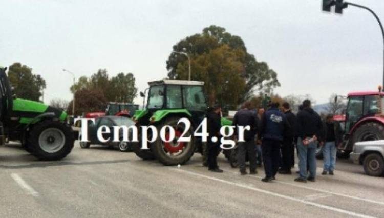 Οι αγρότες έκλεισαν την Πατρών-Πύργου στην Αχαγιά