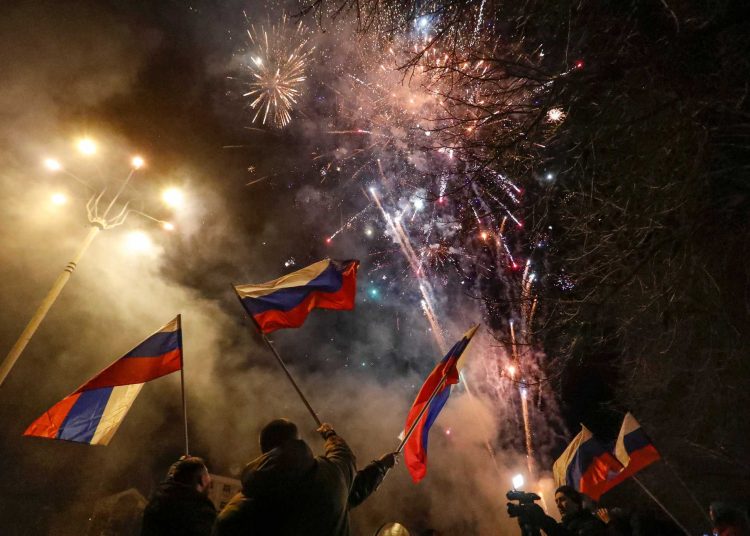 Ουκρανία: Ξέφρενοι πανηγυρισμοί στους δρόμους του Ντονέτσκ μετά την αναγνώριση της ανεξαρτησίας του