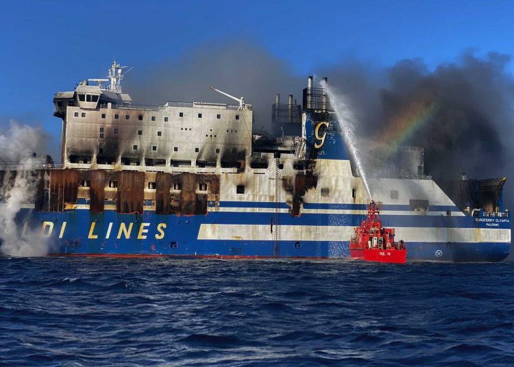 Φωτιά σε πλοίο στην Κέρκυρα: Μάχη να μη βυθιστεί το Euroferry Olympia – Οδηγοί και οι 3 Έλληνες αγνοούμενοι