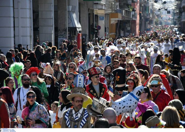 Κορονοϊός: Απόκριες σε κλειστούς χώρους αποφασίζουν οι επιστήμονες