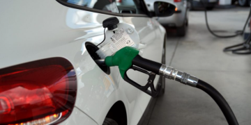 Ακρίβεια: Φόβοι για βενζίνη πάνω από 2 ευρώ, 330% πιο ακριβό φέτος το ηλεκτρικό ρεύμα