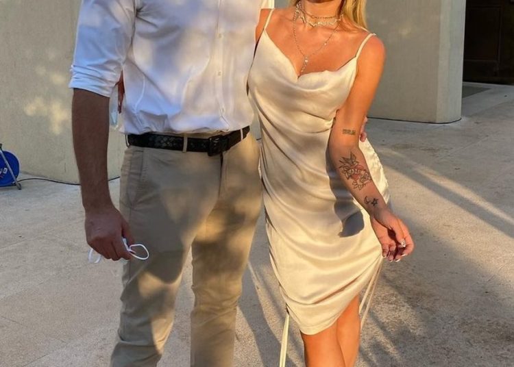 Κόνι Μεταξά: Παντρεύεται με τον Μάριο Καπότση και το ανακοίνωσε δείχνοντας το μονόπετρο – Δείτε φωτογραφίες