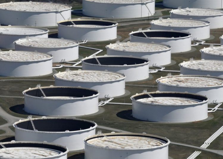 Στα ύψη το πετρέλαιο με τον πόλεμο στην Ουκρανία: Πάνω από 100 δολάρια το βαρέλι, για πρώτη φορά από το 2014