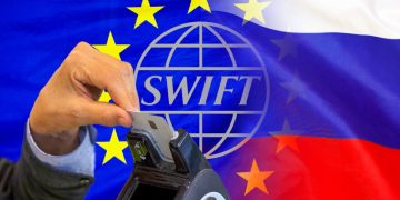 Τι είναι το SWIFT – Κίνδυνοι για νέο ράλι του πληθωρισμού – Τι θα αλλάξει για τη Ρωσία και πώς θα απαντήσει