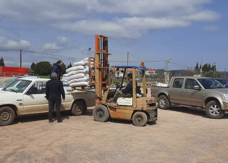 Ίδρυμα Μποδοσάκη & Περιφέρεια παρέδωσαν ζωοτροφές σε πυρόπληκτους κτηνοτρόφους