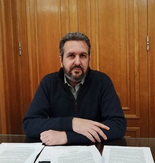 Χάρης Μικελόπουλος: «Δεν φιμώνουμε την τέχνη και το θέατρο» – Γιατί καθυστέρησε η απόφαση