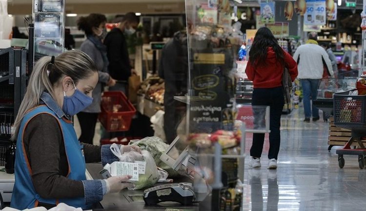 Επιχειρήσεις και νοικοκυριά “τρώνε από τα έτοιμα” – Μείωση καταθέσεων