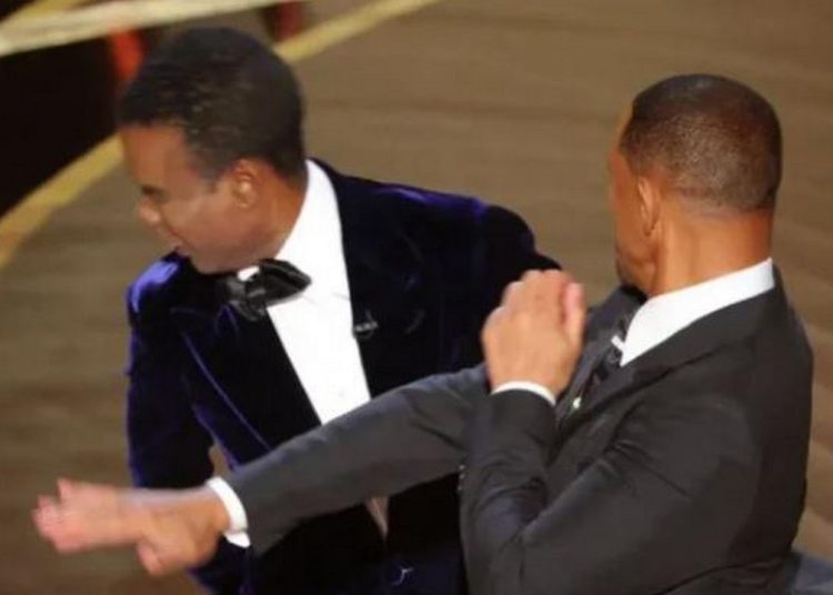 Έπεσε ξύλο στα Όσκαρ-Ο Γουίλ Σμίθ χτύπησε τον παρουσιαστή