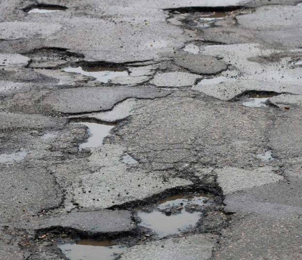 ΠΥΡΓΟΣ: Μόνο με τρακτέρ η διέλευση του κεντρικού δρόμου στην συνοικία Τραγανό