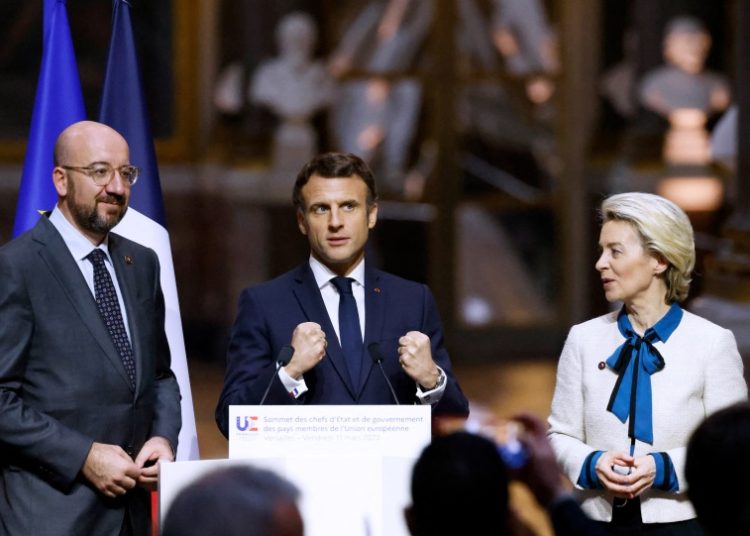 Πόλεμος στην Ουκρανία: Το… μετέωρο βήμα της ΕΕ – Γιατί είναι «δίκοπο μαχαίρι» η επιβολή νέων κυρώσεων στη Ρωσία