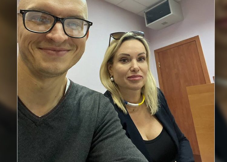 Μαρίνα Οβσιάνικοβα: Γλίτωσε τη φυλάκιση η Ρωσίδα δημοσιογράφος που σήκωσε πλακάτ κατά του πολέμου, πρόστιμο 255 ευρώ