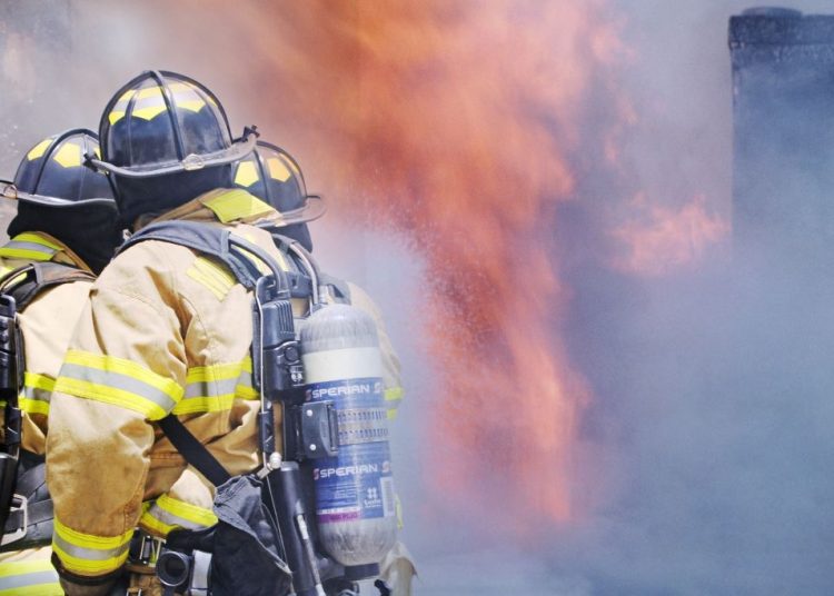 Χελιδόνι: Τραυματίστηκαν πυροσβέστες από ανατροπή οχήματος σε φωτιά