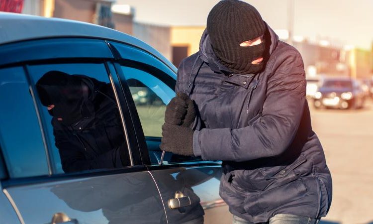 Πύργος: Του πήραν το αμάξι και έφυγαν ενώ το είχε αφήσει για να ψωνίσει