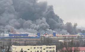 Η «κόλαση» της Μαριούπολης: Σε μαζικούς τάφους τα θύματα βομβαρδισμών, λιώνουν χιόνι για να πιουν νερό