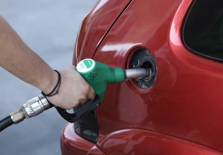 Πλαφόν κέρδους στα καύσιμα ετοιμάζει η κυβέρνηση
