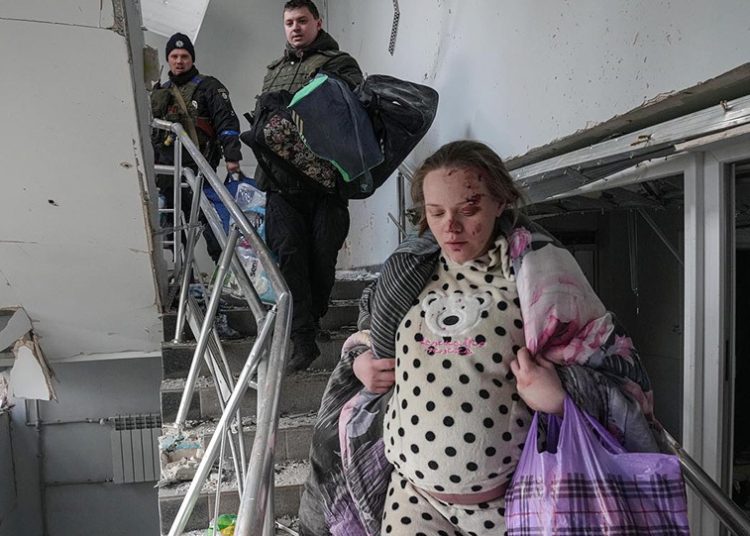 Πόλεμος στην Ουκρανία: Η ρωσική πρεσβεία στη Βρετανία λέει ότι η τραυματισμένη έγκυος στη Μαριούπολη είναι… ηθοποιός
