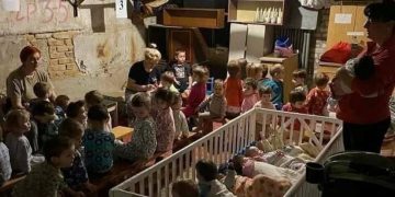 Πόλεμος στην Ουκρανία: Συγκινητική εικόνα με παιδιά κρυμμένα σε υπόγεια