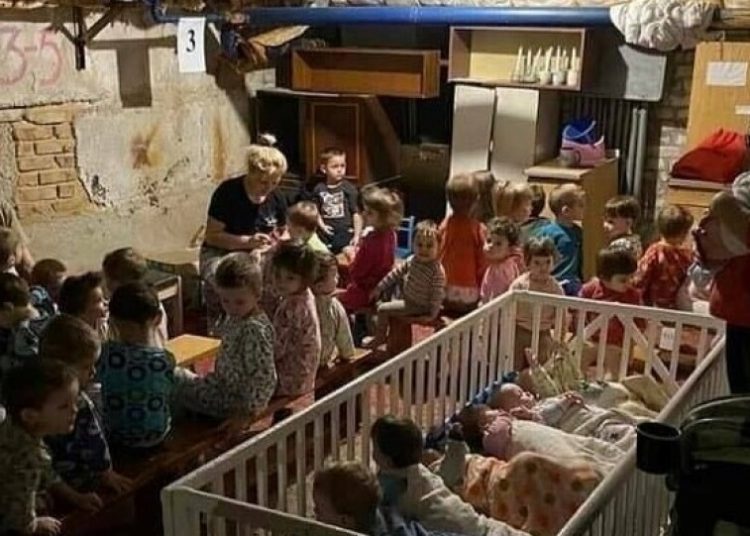 Πόλεμος στην Ουκρανία: Συγκινητική εικόνα με παιδιά κρυμμένα σε υπόγεια