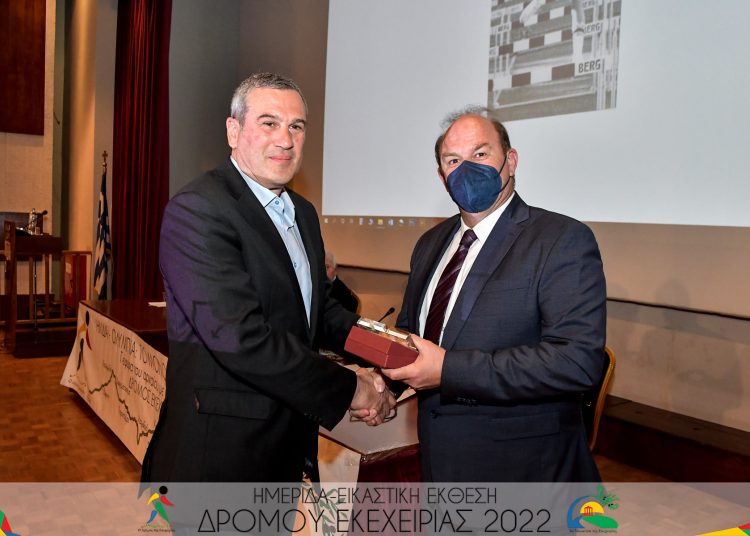 Βράβευση Σ. Μπίσμπα από γ.γ. του Δήμου Πύργου Γιάννη Βαρελά