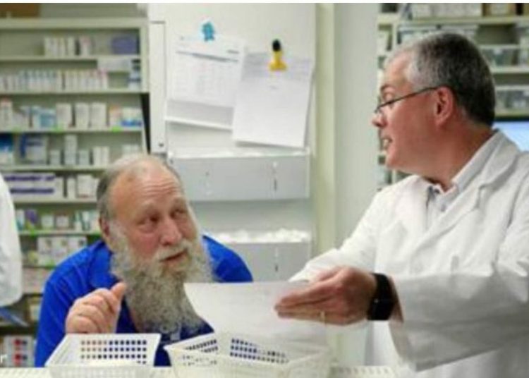 Το ανέκδοτο της ημέρας: Παππούς 80 ετών πάει στο φαρμακείο