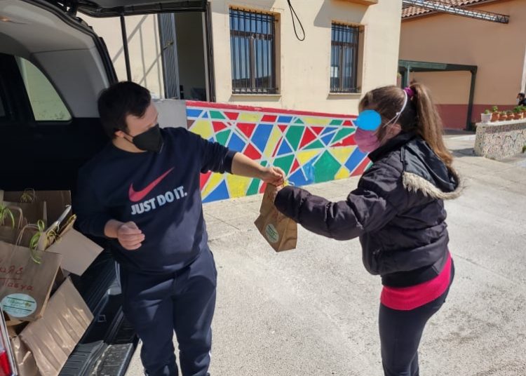 ΗΛΙΑΝΘΟΣ ΚΔΑΠ μεΑ: Μοίρασαν δώρα στα ειδικά σχολεία Ηλείας