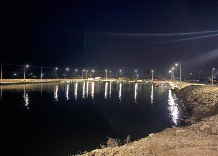 Πλημμυρισμένο με φως το αλιευτικό καταφύγιο Αγίου Παντελεήμονα Κυλλήνης