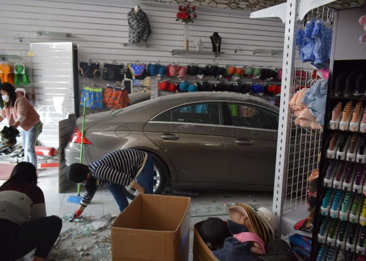 Πατρών-Πύργου: Αμάξι ΄΄εισέβαλλε΄΄ σε κατάστημα!