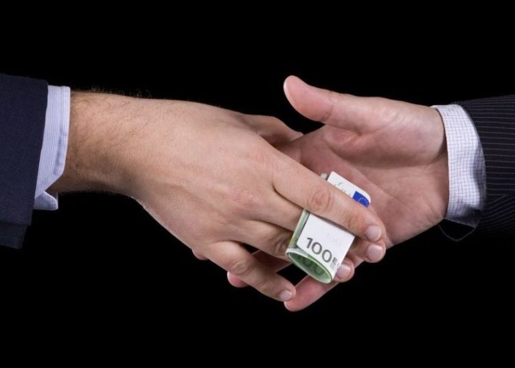 Απίστευτο: Δίνουν διπλές συντάξεις σε Δημάρχους- Περιφερειάρχες ενώ η κοινωνία υποφέρει