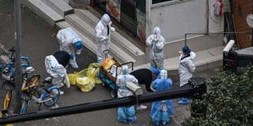 Σανγκάη-Έλληνας κάτοικος περιγράφει τον εφιάλτη: «Δεν τολμάς να βγεις από την πόρτα όλα παρακολουθούνται»