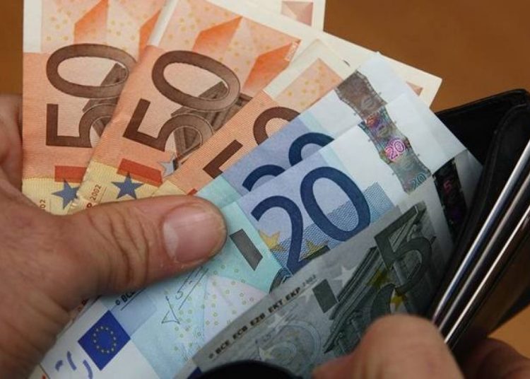 Μέσα στην Μεγάλη βδομάδα το επίδομα 200 ευρώ και οι συντάξεις