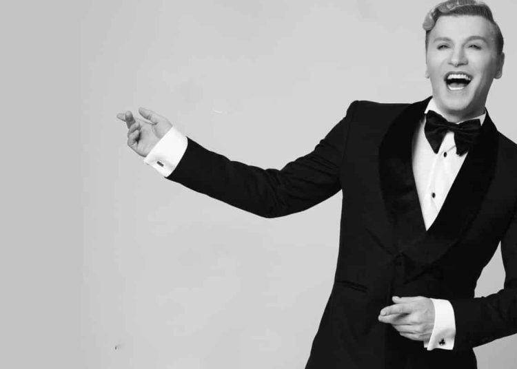 Τάκης Ζαχαράτος: «Όταν ξεκίνησα έλεγαν για μένα… τι είναι τούτο; Τραγουδιστής, τραβεστί, Drag Queen, ηθοποιός;»