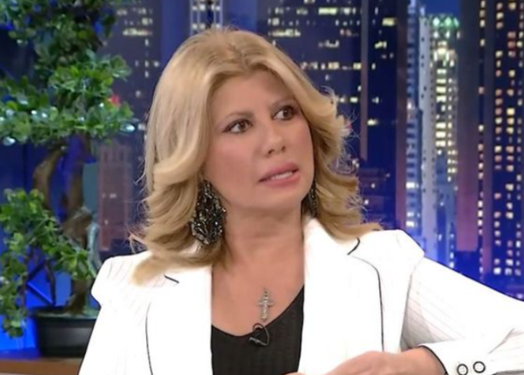 Ζήνα Κουτσελίνη: «Ο πατέρας μου μαχαίρωσε με φαλτσέτα τη μάνα μου, θα τη σκότωνε μπροστά μου»