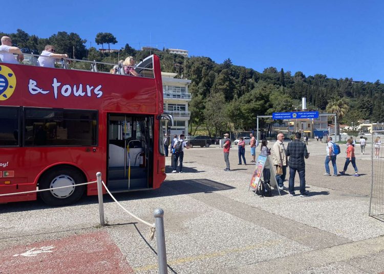 Τουρίστες από τα Κρουαζερόπλοια Κατακόλου ήλθαν στον Πύργο με τα κόκκινα λεωφορεία