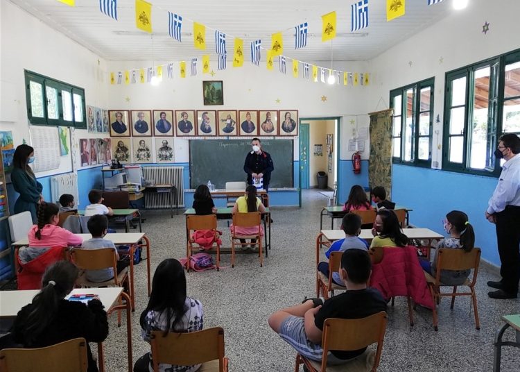 Οι μαθητές του δημοτικού σχολείου Αμπελώνα μαθαίνουν την τοπική ιστορία του 1821