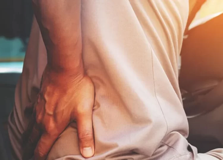 Πόνος στη μέση: Μπορεί να φταίνε τα νεφρά;